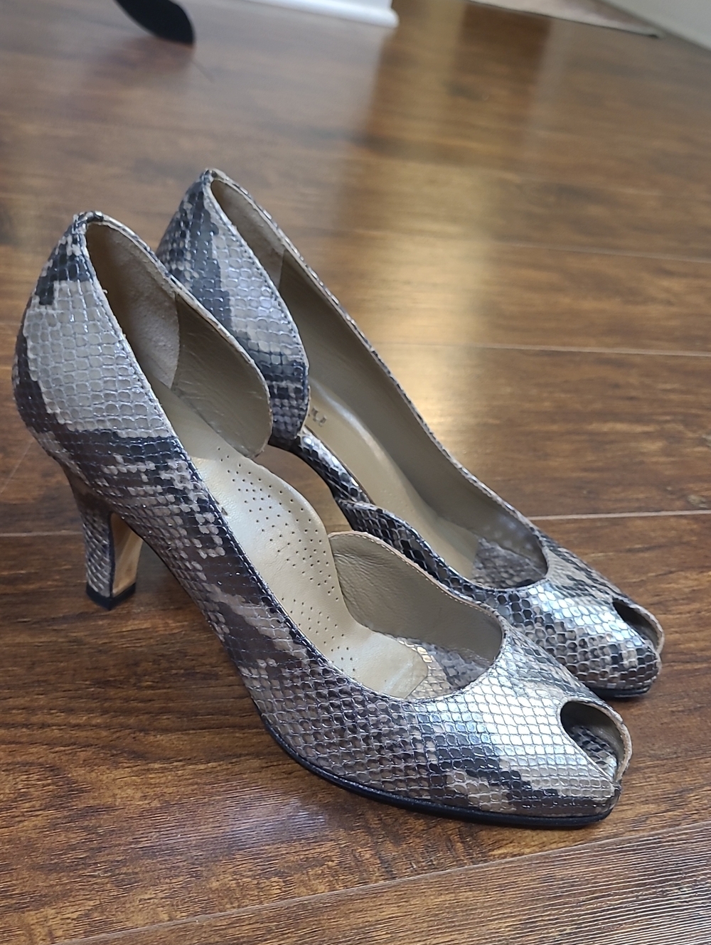 Anyi Lu Metallic Silver Snakeskin Peep-Toe Pumps Hand Made In Italy Size 9
